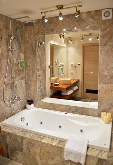 Фото номера Двухместный номер Делюкс с 1 кроватью Отель Hotel Capitolina City Chic г. Клуж-Напока 7