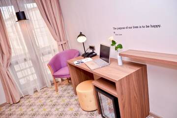 Фото номера Стандартный двухместный номер с 1 кроватью Отель Hotel Capitolina City Chic г. Клуж-Напока 3