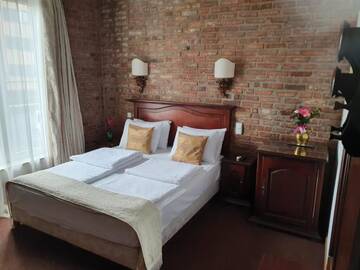 Фото номера Стандартный двухместный номер с 1 кроватью Отель Atrium Boutique Hotel Cluj City Center г. Клуж-Напока 13