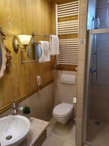 Фото номера Стандартный двухместный номер с 1 кроватью Отель Atrium Boutique Hotel Cluj City Center г. Клуж-Напока 5