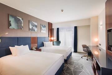 Фото номера Номер с 2 двуспальными кроватями Отель DoubleTree by Hilton Hotel Cluj - City Plaza г. Клуж-Напока 6