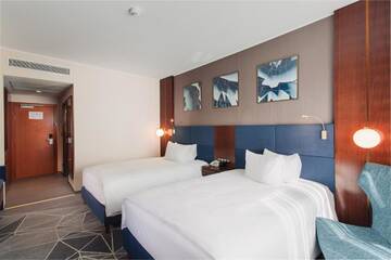 Фото номера Номер с 2 двуспальными кроватями Отель DoubleTree by Hilton Hotel Cluj - City Plaza г. Клуж-Напока 3