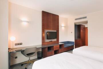 Фото номера Номер с 2 двуспальными кроватями Отель DoubleTree by Hilton Hotel Cluj - City Plaza г. Клуж-Напока 4