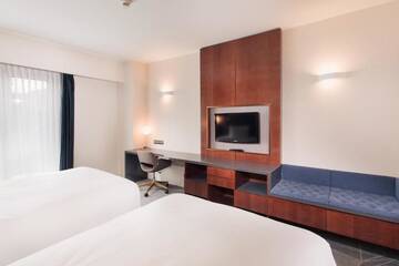 Фото номера Номер с 2 двуспальными кроватями Отель DoubleTree by Hilton Hotel Cluj - City Plaza г. Клуж-Напока 5