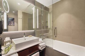 Фото номера Номер с кроватью размера «king-size» Отель DoubleTree by Hilton Hotel Cluj - City Plaza г. Клуж-Напока 4