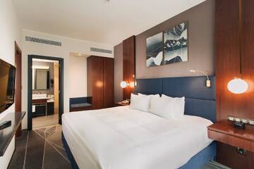 Фото номера Люкс с 1 спальней и кроватью размера &quot;king-size&quot; Отель DoubleTree by Hilton Hotel Cluj - City Plaza г. Клуж-Напока 2