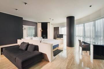 Фото номера Овальный люкс с кроватью размера «king-size» Отель DoubleTree by Hilton Hotel Cluj - City Plaza г. Клуж-Напока 2