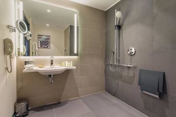 Фото номера Номер с кроватью размера «king-size» Отель DoubleTree by Hilton Hotel Cluj - City Plaza г. Клуж-Напока 5