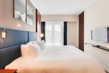 Фото номера Номер с кроватью размера «king-size» Отель DoubleTree by Hilton Hotel Cluj - City Plaza г. Клуж-Напока 6