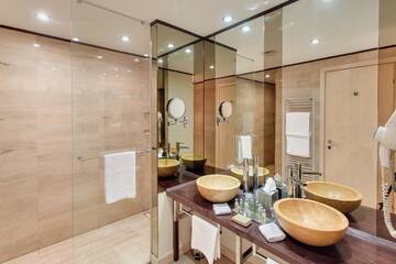 Фото номера Номер Делюкс с кроватью размера &quot;king-size&quot; Отель DoubleTree by Hilton Hotel Cluj - City Plaza г. Клуж-Напока 3