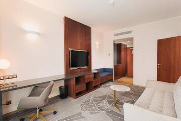 Фото номера Люкс с 1 спальней и кроватью размера &quot;king-size&quot; Отель DoubleTree by Hilton Hotel Cluj - City Plaza г. Клуж-Напока 6