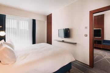 Фото номера Люкс с 1 спальней и кроватью размера &quot;king-size&quot; Отель DoubleTree by Hilton Hotel Cluj - City Plaza г. Клуж-Напока 8