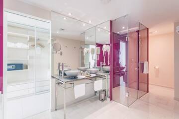 Фото номера Суперлюкс с 1 спальней с кроватью размера «king-size» Отель DoubleTree by Hilton Hotel Cluj - City Plaza г. Клуж-Напока 5