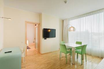Фото номера Суперлюкс с 1 спальней с кроватью размера «king-size» Отель DoubleTree by Hilton Hotel Cluj - City Plaza г. Клуж-Напока 2