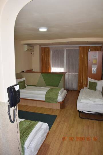 Фото номера Трехместный номер Отель Hotel Zimbru г. Клуж-Напока 12