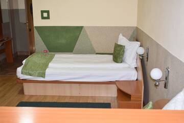 Фото номера Трехместный номер Отель Hotel Zimbru г. Клуж-Напока 6