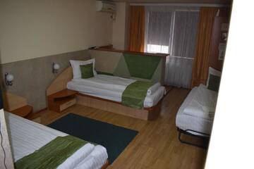 Фото номера Трехместный номер Отель Hotel Zimbru г. Клуж-Напока 9