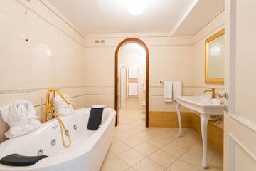 Фото номера Полулюкс Отель Grand Hotel Italia г. Клуж-Напока 4
