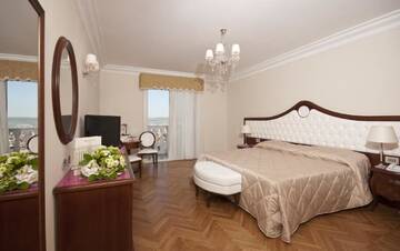 Фото номера Двухместный номер Делюкс с 1 кроватью Отель Grand Hotel Italia г. Клуж-Напока 5