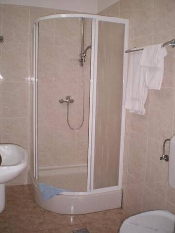 Фото номера Двухместный номер с 1 кроватью или 2 отдельными кроватями Отель Hotel Delaf г. Клуж-Напока 18