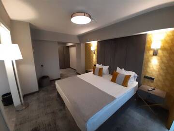 Фото номера Двухместный номер с 2 отдельными кроватями Отель Univers T Hotel г. Клуж-Напока 3