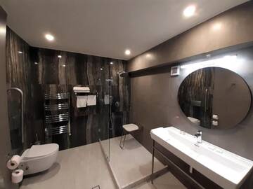 Фото номера Двухместный номер с 2 отдельными кроватями Отель Univers T Hotel г. Клуж-Напока 11