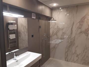 Фото номера Двухместный номер с 2 отдельными кроватями Отель Univers T Hotel г. Клуж-Напока 12