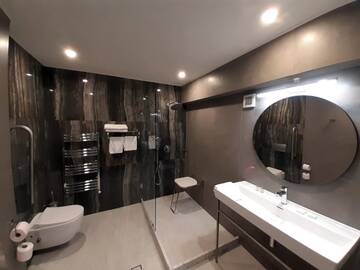 Фото номера Двухместный номер с 2 отдельными кроватями Отель Univers T Hotel г. Клуж-Напока 5