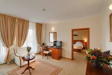 Фото номера Улучшенный люкс Отель Hotel Opera Plaza г. Клуж-Напока 2