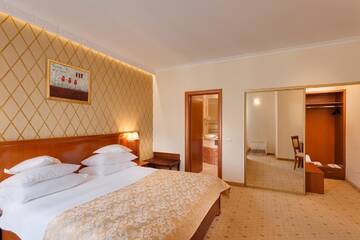 Фото номера Улучшенный люкс Отель Hotel Opera Plaza г. Клуж-Напока 4