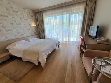 Фото номера Улучшенный двухместный номер с 1 кроватью и балконом Отель Hotel Sunny Hill г. Клуж-Напока 7