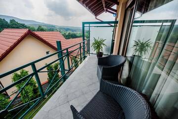 Фото номера Улучшенный двухместный номер с 1 кроватью и балконом Отель Hotel Sunny Hill г. Клуж-Напока 9