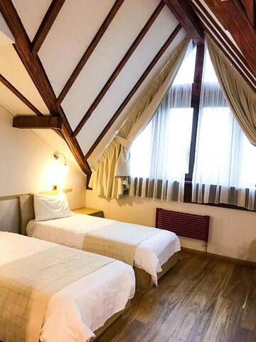 Фото номера Стандартный двухместный номер с 2 отдельными кроватями Отель Hotel Sunny Hill г. Клуж-Напока 6