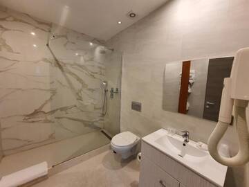 Фото номера Четырехместный номер &quot;Комфорт&quot; Отель Hotel Sunny Hill г. Клуж-Напока 5