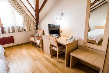 Фото номера Стандартный двухместный номер с 2 отдельными кроватями Отель Hotel Sunny Hill г. Клуж-Напока 7