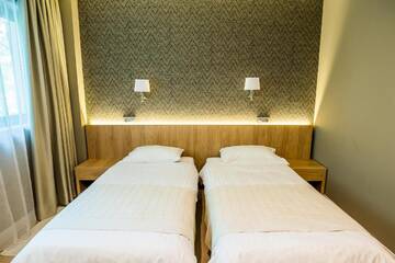 Фото номера Стандартный двухместный номер с 2 отдельными кроватями Отель Hotel Sunny Hill г. Клуж-Напока 2
