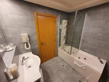 Фото номера Полулюкс Отель Hotel Sunny Hill г. Клуж-Напока 5