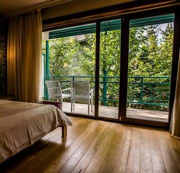 Фото номера Улучшенный двухместный номер с 1 кроватью и балконом Отель Hotel Sunny Hill г. Клуж-Напока 3