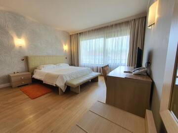 Фото номера Улучшенный двухместный номер с 1 кроватью Отель Hotel Sunny Hill г. Клуж-Напока 4