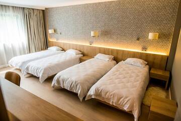 Фото номера Четырехместный номер &quot;Комфорт&quot; Отель Hotel Sunny Hill г. Клуж-Напока 2