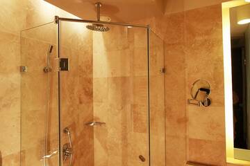 Фото номера Стандартный номер с кроватью размера &quot;queen-size&quot; Отель Golden Tulip Ana Dome Hotel г. Клуж-Напока 6