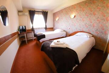 Фото номера Двухместный номер с 2 отдельными кроватями Отель Hotel Olimp г. Клуж-Напока 3