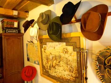 Фото номера Номер &quot;Шляпа&quot; Загородные дома Transylvania Cowboy Cottage г. Клуж-Напока 2